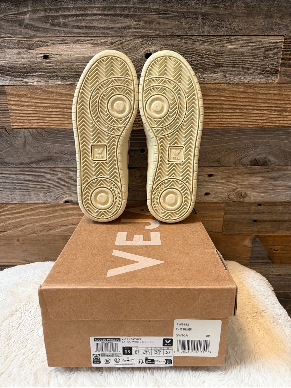 Veja V-12 Leather Sneakers in White Orchard New In Box Size 8 - Picture 7 of 8